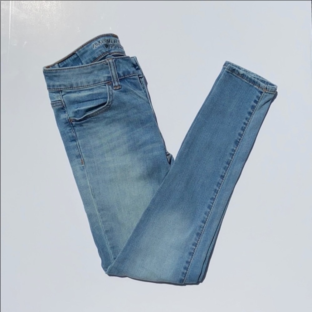 American Eagle Light Wash Skinny Jeans
